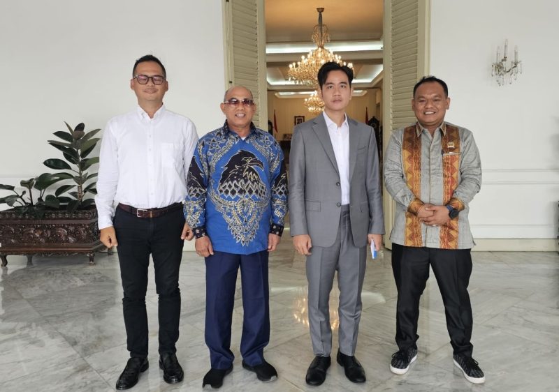 Bupati Kotabaru, HM Rusli Saat Foto Bersama Dengan Wakil Preaiden RI, Gibran Rakabuming Raka