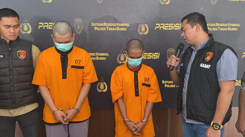 Kasat Reskrim Polres Tanah Bumbu AKP M Taufan Maulana SIK Saat Tanya Motif Pelaku Penyebar Vidoe Porno sesama jenis, di Pendopo Polres Tanah Bumbu, Selasa (16/6).