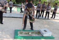 Kapolres Tanah Bumbu AKBP Arief Prasetya SIK saat Ziarah dan Tabur Bunga di Makam Pahlawan Mattone Pagatan