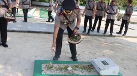 Kapolres Tanah Bumbu AKBP Arief Prasetya SIK saat Ziarah dan Tabur Bunga di Makam Pahlawan Mattone Pagatan