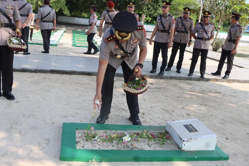 Kapolres Tanah Bumbu AKBP Arief Prasetya SIK saat Ziarah dan Tabur Bunga di Makam Pahlawan Mattone Pagatan