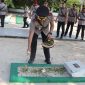 Kapolres Tanah Bumbu AKBP Arief Prasetya SIK saat Ziarah dan Tabur Bunga di Makam Pahlawan Mattone Pagatan
