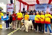 Kapolres Tanah Bumbu AKBP Arief Prasetya SIK saat Foto Bersama Juara Kontes Kambing Ekstrim Lokal Tanah Bumbu, Minggu (29/6/2025).