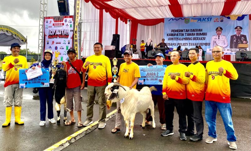 Kapolres Tanah Bumbu AKBP Arief Prasetya SIK saat Foto Bersama Juara Kontes Kambing Ekstrim Lokal Tanah Bumbu, Minggu (29/6/2025).