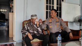 Purnawirawan Polri AKP Roy Menangis Terharu Saat Dikunjungi Kapolres Tanah Bumbu, AKBP Arief Prasetya SIK, Senin (16/6).