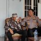 Purnawirawan Polri AKP Roy Menangis Terharu Saat Dikunjungi Kapolres Tanah Bumbu, AKBP Arief Prasetya SIK, Senin (16/6).