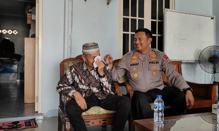 Purnawirawan Polri AKP Roy Menangis Terharu Saat Dikunjungi Kapolres Tanah Bumbu, AKBP Arief Prasetya SIK, Senin (16/6).