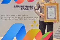 Kapolres Tanah Bumbu, AKBP Arief Prasetya SIK Saat Perlihatkan Penghargaan Unit Layanan Publik Mandiri dari Kapolri Jendral Polisi, Drs Sigit Listyo Prabowo, Kamis (19/6).