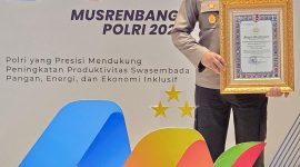Kapolres Tanah Bumbu, AKBP Arief Prasetya SIK Saat Perlihatkan Penghargaan Unit Layanan Publik Mandiri dari Kapolri Jendral Polisi, Drs Sigit Listyo Prabowo, Kamis (19/6).