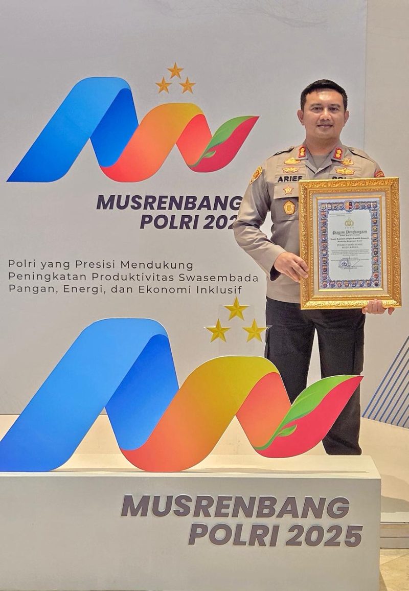Kapolres Tanah Bumbu, AKBP Arief Prasetya SIK Saat Perlihatkan Penghargaan Unit Layanan Publik Mandiri dari Kapolri Jendral Polisi, Drs Sigit Listyo Prabowo, Kamis (19/6).