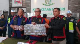 Kejari Kotabaru Perlihatkan Sitaan Uang Hasil Dari Calo Kredit di Sebuah Bank BUMN di Kotabaru