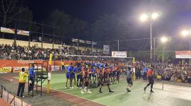 Ribuan Penonton Hadiri Babak Semifinal Kejuaraan Voli Kapolres Tanah Bumbu Cup 2025 di Lapangan Tathya Dharaka Polres Tanah Bumbu, Jumat (27/6/2025).