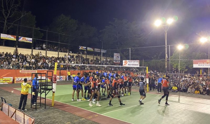 Ribuan Penonton Hadiri Babak Semifinal Kejuaraan Voli Kapolres Tanah Bumbu Cup 2025 di Lapangan Tathya Dharaka Polres Tanah Bumbu, Jumat (27/6/2025).