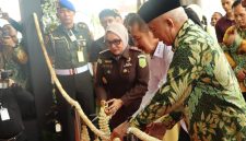 Jaksa Agung RI, ST Burhanuddin (Kemeja Putih) Resmikan Kantor Kejaksaan Tinggi (Kejati) Kalimantan Selatan