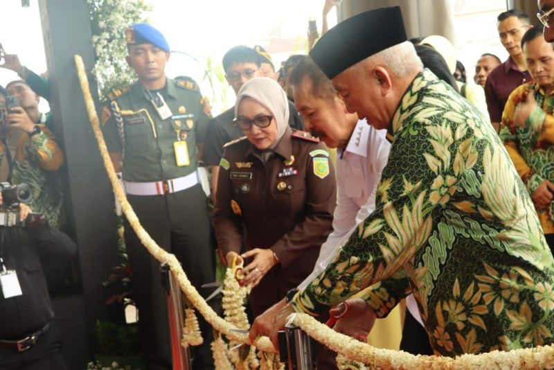 Jaksa Agung RI, ST Burhanuddin (Kemeja Putih) Resmikan Kantor Kejaksaan Tinggi (Kejati) Kalimantan Selatan
