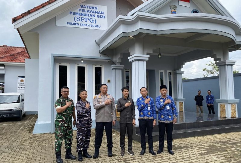 Kapolres Tanah Bumbu, AKBP Arief Prasetya SIK Foto Bersama Forkopimda Usai Resmikan Bangunan SPPG Polres Tanah Bumbu