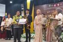 Pemberian Hadiah Pada Pemenang Duta Genre Kotabaru