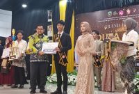 Pemberian Hadiah Pada Pemenang Duta Genre Kotabaru