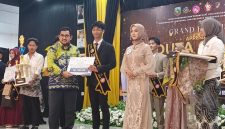 Pemberian Hadiah Pada Pemenang Duta Genre Kotabaru