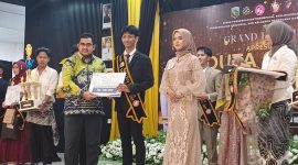 Pemberian Hadiah Pada Pemenang Duta Genre Kotabaru