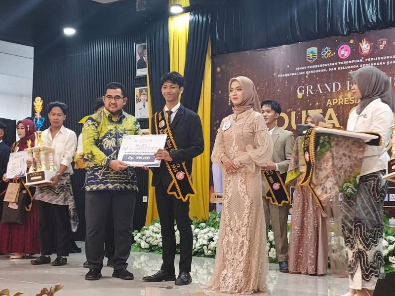 Pemberian Hadiah Pada Pemenang Duta Genre Kotabaru