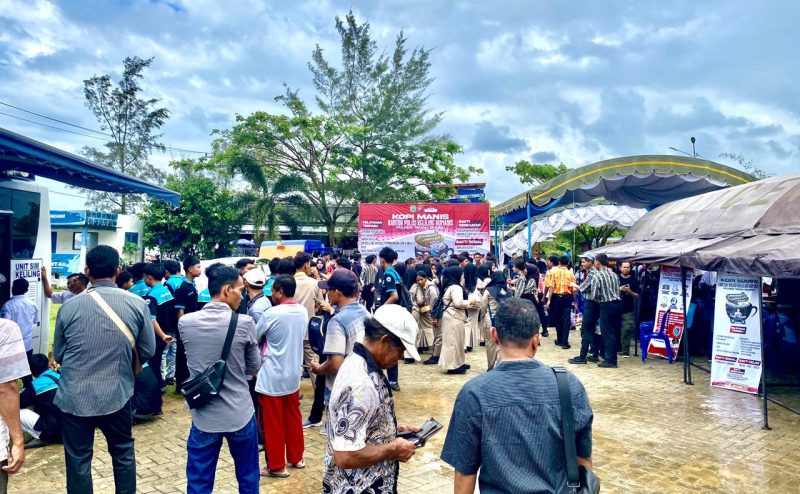 (Metrokalsel.co.id) - Layanan Kopi Manis Polres Tanah Bumbu di Pantai Angsana Kabupaten Tanah Bumbu