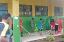 Siswa SDN 2 Semayap Kotabaru bersama Gurunya, BPD dan DLH lakukan pembersihan pasca Banjir Dini Hari Akibat Air Pasang dan Hujan Deras, Kamis (28/8/2025).