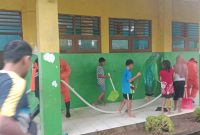 Siswa SDN 2 Semayap Kotabaru bersama Gurunya, BPD dan DLH lakukan pembersihan pasca Banjir Dini Hari Akibat Air Pasang dan Hujan Deras, Kamis (28/8/2025).
