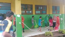 Siswa SDN 2 Semayap Kotabaru bersama Gurunya, BPD dan DLH lakukan pembersihan pasca Banjir Dini Hari Akibat Air Pasang dan Hujan Deras, Kamis (28/8/2025).