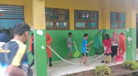 Siswa SDN 2 Semayap Kotabaru bersama Gurunya, BPD dan DLH lakukan pembersihan pasca Banjir Dini Hari Akibat Air Pasang dan Hujan Deras, Kamis (28/8/2025).