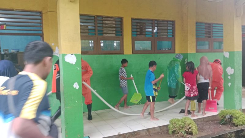 Siswa SDN 2 Semayap Kotabaru bersama Gurunya, BPD dan DLH lakukan pembersihan pasca Banjir Dini Hari Akibat Air Pasang dan Hujan Deras, Kamis (28/8/2025).
