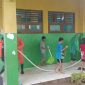 Siswa SDN 2 Semayap Kotabaru bersama Gurunya, BPD dan DLH lakukan pembersihan pasca Banjir Dini Hari Akibat Air Pasang dan Hujan Deras, Kamis (28/8/2025).