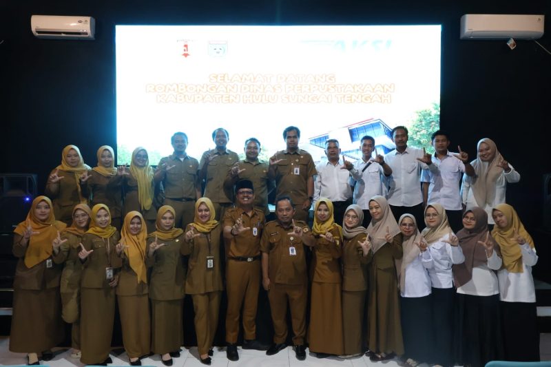 (Istimewa)- Foto Bersama Dispersip Tanah Bumbu bersama Dinas Perpustakaan Hulu Sungai Tengah, Senin (4/8/2025).