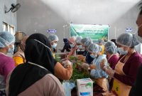 Proses Pelatihan Pengolahan Kelor di Desa Mustika Kecamatan Kuranji Kabupaten Tanah Bumbu oleh CSR PT Borneo Indobara (BIB)