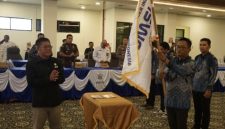 Ketua JMSI Kotabaru, Masduki Menerima Bendera JMSI
