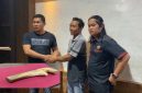 Pelaku Sugianto (kiri) dan Korban Sukamto (tengah) didampingi Kepala Desa Bulu Rejo, Marco Saat Keduanya Berdampai di Satreskrim Polres Tanah Bumbu, Kamis (21/8/2025).