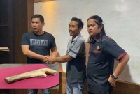 Pelaku Sugianto (kiri) dan Korban Sukamto (tengah) didampingi Kepala Desa Bulu Rejo, Marco Saat Keduanya Berdampai di Satreskrim Polres Tanah Bumbu, Kamis (21/8/2025).