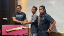 Pelaku Sugianto (kiri) dan Korban Sukamto (tengah) didampingi Kepala Desa Bulu Rejo, Marco Saat Keduanya Berdampai di Satreskrim Polres Tanah Bumbu, Kamis (21/8/2025).