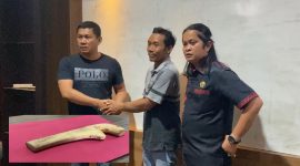 Pelaku Sugianto (kiri) dan Korban Sukamto (tengah) didampingi Kepala Desa Bulu Rejo, Marco Saat Keduanya Berdampai di Satreskrim Polres Tanah Bumbu, Kamis (21/8/2025).