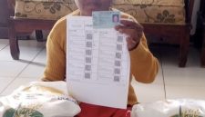 Warga Karang liwar Yang Menerima Bantuan Pangan Berupa Beras dari Badang Pangan Nasional
