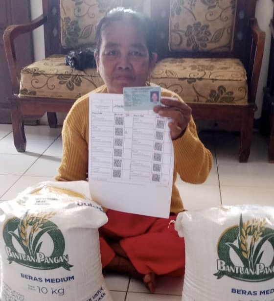 Warga Karang liwar Yang Menerima Bantuan Pangan Berupa Beras dari Badang Pangan Nasional