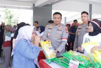 Kapolres Tanah Bumbu, AKBP Arief Prasetya SIK Saat Salurkan Beras SPHP Melalui Program Pangan Murah