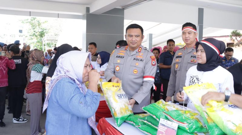 Kapolres Tanah Bumbu, AKBP Arief Prasetya SIK Saat Salurkan Beras SPHP Melalui Program Pangan Murah