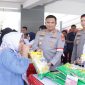 Kapolres Tanah Bumbu, AKBP Arief Prasetya SIK Saat Salurkan Beras SPHP Melalui Program Pangan Murah