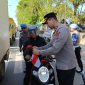 Waka Polres Tanah Bumbu, Kompol Apriyansa SIK Saat Bagikan Bendera pada pengendara di Jalan Raya Batulicin