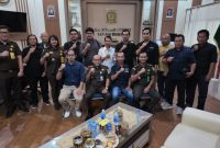 Foto Bersama PWI Tanah Bumbu bersama Kejaksaan Negeri usai Gelar Audiensi
