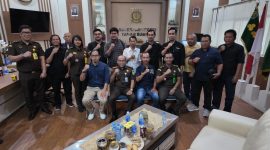 Foto Bersama PWI Tanah Bumbu bersama Kejaksaan Negeri usai Gelar Audiensi