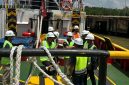 Anggota PWI Tanah Bumbu saat diajak Naik Kapal Tonda Melihat Proses Sandarnya Kapal Tongkang Pengangkut Tiang Pancang di Pelabuhan Pelindo Batulicin