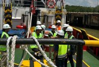 Anggota PWI Tanah Bumbu saat diajak Naik Kapal Tonda Melihat Proses Sandarnya Kapal Tongkang Pengangkut Tiang Pancang di Pelabuhan Pelindo Batulicin