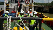 Anggota PWI Tanah Bumbu saat diajak Naik Kapal Tonda Melihat Proses Sandarnya Kapal Tongkang Pengangkut Tiang Pancang di Pelabuhan Pelindo Batulicin